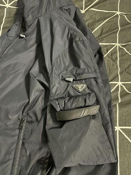 เสื้อ​แจ็คเก็ต​ prada​ nylon blousonแท้ รูปที่ 9