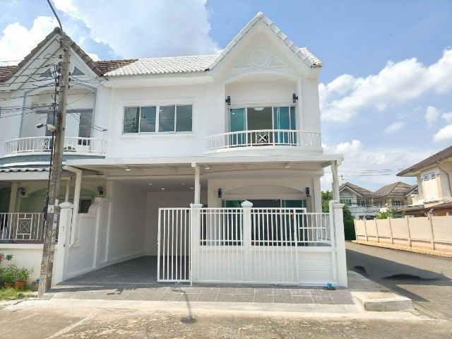 ทาวน์เฮาส์ รามอินทรา คู้บอน27 ม.เสนาวิลล่า9  ใกล้แฟชั่นไอแลนด์ ใกล้ทางด่วนจตุโชติ  สถานีรถไฟฟ้าคู้บอน 22.3 ตรว 4 ห้องนอน มีห้องนอนชั้นล่าง 