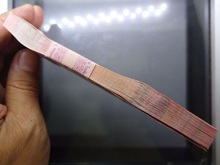 ธนบัตรยกแหนบ 100 ใบ เรียงเลข ธนบัตรที่ระลึก 100 บาท ฉลองพระชนมายุ 50 พรรษา สมเด็จพระเทพฯ ในรัชกาลที่9 พ.ศ.2558 ไม่ผ่านใช้ รูปที่ 4