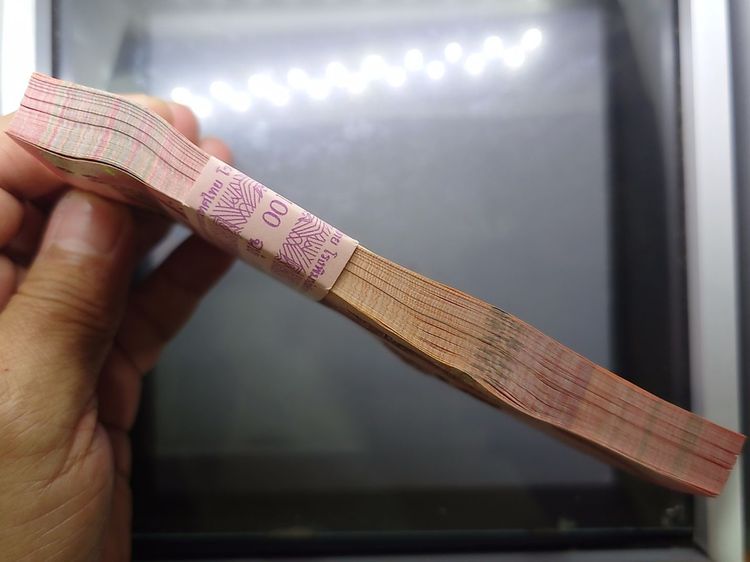 ธนบัตรยกแหนบ 100 ใบ เรียงเลข ธนบัตรที่ระลึก 100 บาท ฉลองพระชนมายุ 50 พรรษา สมเด็จพระเทพฯ ในรัชกาลที่9 พ.ศ.2558 ไม่ผ่านใช้ รูปที่ 5
