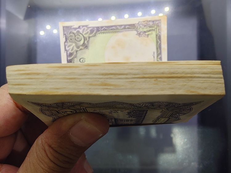 ธนบัตรยกแหนบ 100 ใบ เรียงเลข ธนบัตร 5 บาท แบบ 9 รุ่น 5 สมัยรัชกาลที่9 ปี 2500-2512 ไม่ผ่านใช้งาน ติดเหลือง รูปที่ 7