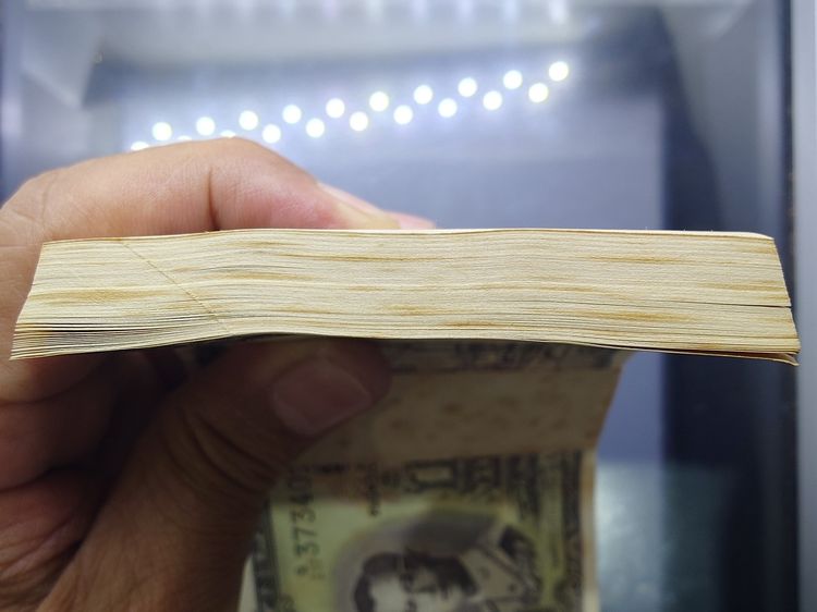 ธนบัตรยกแหนบ 100 ใบ เรียงเลข ธนบัตร 5 บาท แบบ 9 รุ่น 5 สมัยรัชกาลที่9 ปี 2500-2512 ไม่ผ่านใช้งาน ติดเหลือง รูปที่ 6