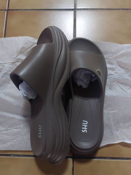 รองเท้า SHU รูปที่ 2