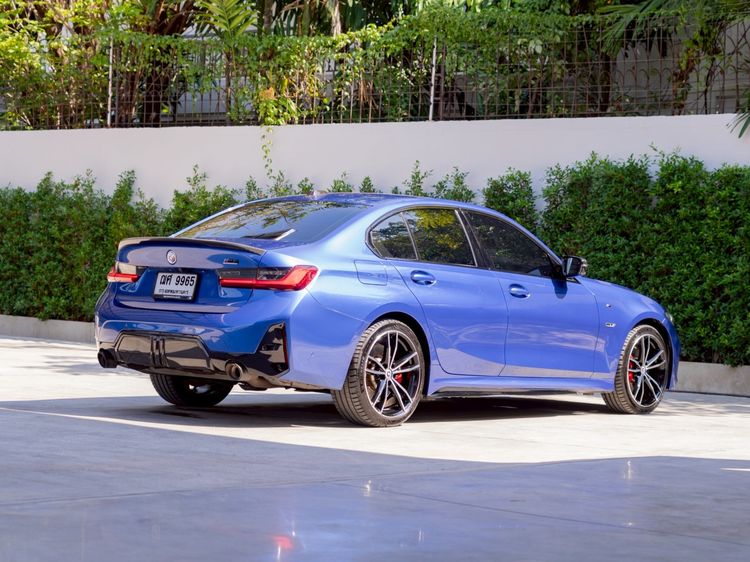 BMW Series 3 2023 330e Sedan ปลั๊กอินไฮบริด (PHEV) ไม่ติดแก๊ส เกียร์อัตโนมัติ น้ำเงิน รูปที่ 4