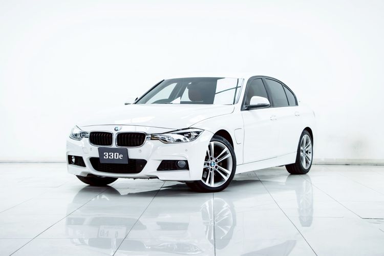รถ BMW Series 3 330e สี ขาว