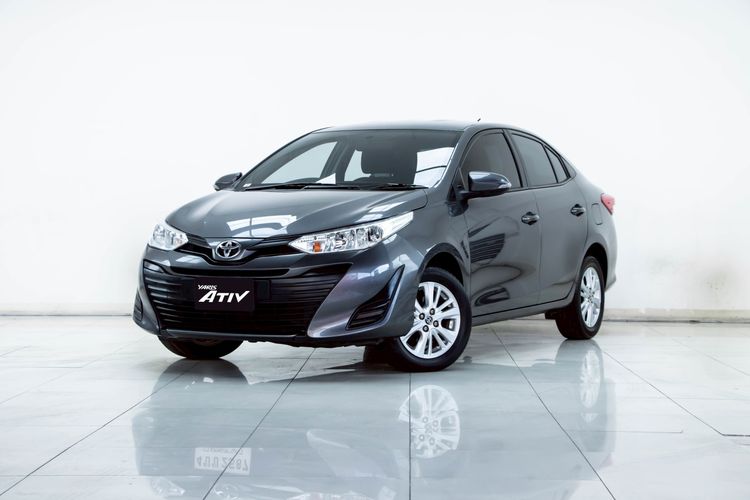รถ Toyota Yaris ATIV 1.2 E สี เทา