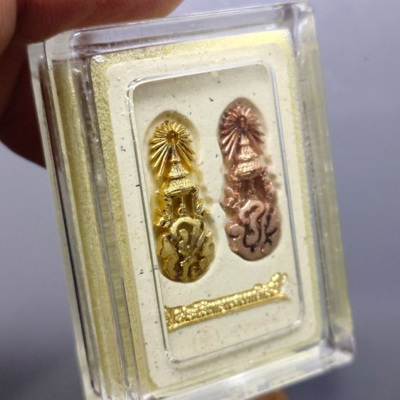 พระนิรันตรายสองกษัตริย์ มหาพุทธานุภาพแห่งแผ่นดิน เนื้อผง สีขาว หน้าปัดทอง หลังฝังโลหะเงินชุบสองกษัตริย์ (พระปรมาภิไธยย่อสองกษัตริย์) ขนาดส รูปที่ 6