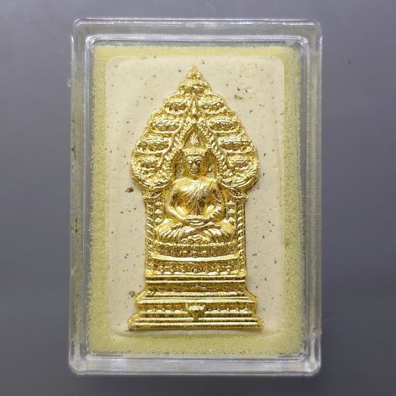 พระนิรันตรายสองกษัตริย์ มหาพุทธานุภาพแห่งแผ่นดิน เนื้อผง สีขาว หน้าปัดทอง หลังฝังโลหะเงินชุบสองกษัตริย์ (พระปรมาภิไธยย่อสองกษัตริย์) ขนาดส รูปที่ 3