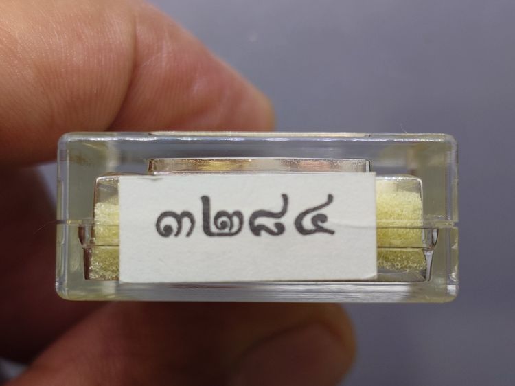 พระนิรันตรายสองกษัตริย์ มหาพุทธานุภาพแห่งแผ่นดิน เนื้อผง สีขาว หน้าปัดทอง หลังฝังโลหะเงินชุบสองกษัตริย์ (พระปรมาภิไธยย่อสองกษัตริย์) ขนาดส รูปที่ 7