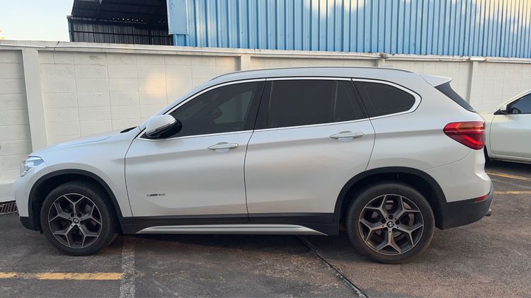 BMW X1 2017 1.5 sDrive18i xLine Sedan เบนซิน ไม่ติดแก๊ส เกียร์อัตโนมัติ ขาว รูปที่ 4