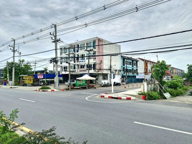มีบางส่วน ใช่ ทาวน์เฮาส์ ลำลูกกา ทำเลติดถนนลำลูกกาคลอง7 ติดกับร้านสะดวกซื้อ ม.ฉัตรณรงค์5  สะดวกการเดินทาง ตกแต่งพร้อมอยู่  นัดชมด่วน จำนวน 2 คูหา รูปที่ 2