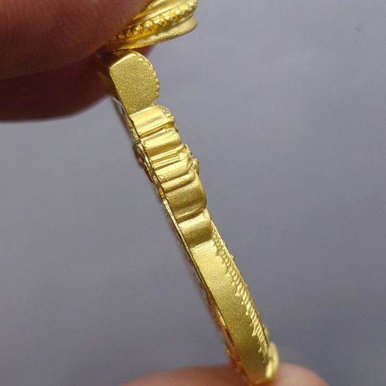 เหรียญอาร์มฉลุลาย พระพุทธโสธร รุ่นมหามงคลย้อนยุค เนื้อทองแดงนอกชุบทองลงยาราชาวดี (ร้อน) สีธงชาติ วัดโสธรวรารามวรวิหาร ปี2555 พร้อมกล่องเดิม รูปที่ 4