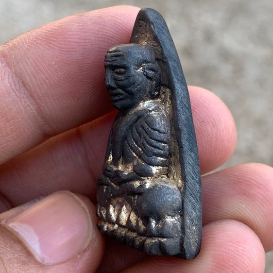 หลวงปู่ทวด วัดช้างให้ พิมพ์หลังเตารีด เนื้อนวะโลหะแก่เงิน ปี05 รูปที่ 4