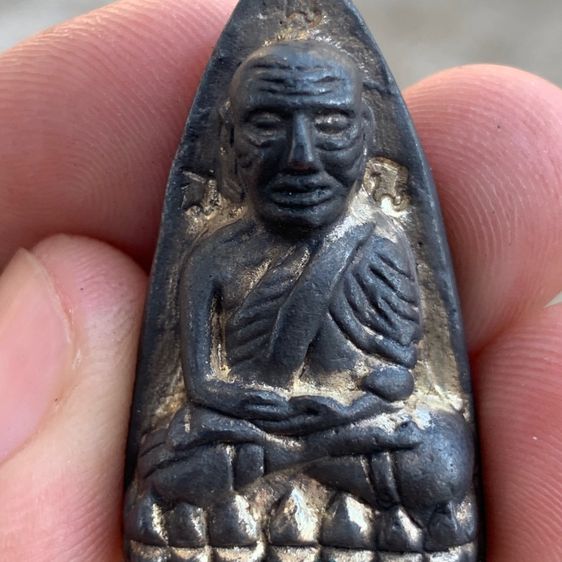 หลวงปู่ทวด วัดช้างให้ พิมพ์หลังเตารีด เนื้อนวะโลหะแก่เงิน ปี05 รูปที่ 7