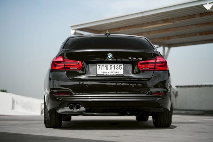 BMW Series 3 2017 330e Sedan ปลั๊กอินไฮบริด (PHEV) ไม่ติดแก๊ส เกียร์อัตโนมัติ ดำ รูปที่ 4