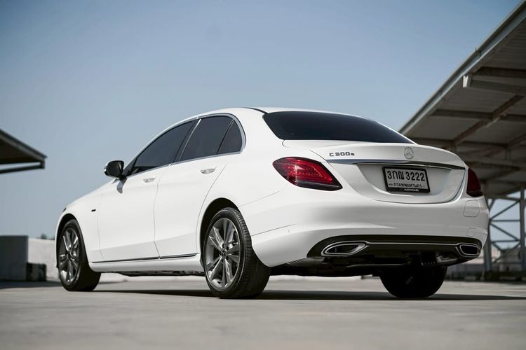 Mercedes-Benz C-Class 2019 C300 Sedan ปลั๊กอินไฮบริด (PHEV) ไม่ติดแก๊ส เกียร์อัตโนมัติ ขาว รูปที่ 3