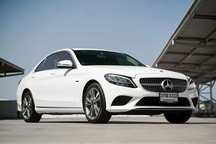 Mercedes-Benz C-Class 2019 C300 Sedan ปลั๊กอินไฮบริด (PHEV) ไม่ติดแก๊ส เกียร์อัตโนมัติ ขาว รูปที่ 2