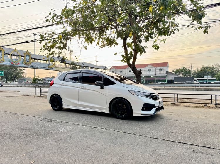 รถ Honda Jazz 1.5 RS i-VTEC สี ขาว