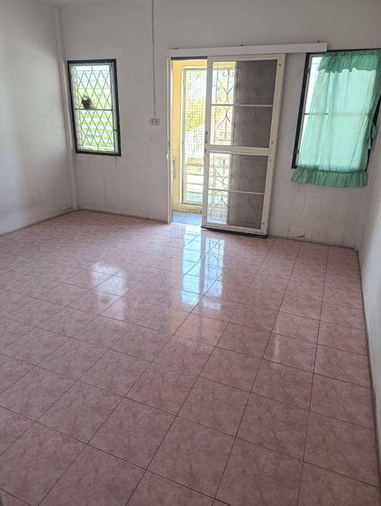 หมู่บ้านนิสาเฟส 1 ทาวน์เฮ้าส์ 3 ชั้น 2 คูหา 32 ตารางวา 7 ห้องนอน 2 ห้องน้ำ ราคา2.8 ล้าน รูปที่ 3