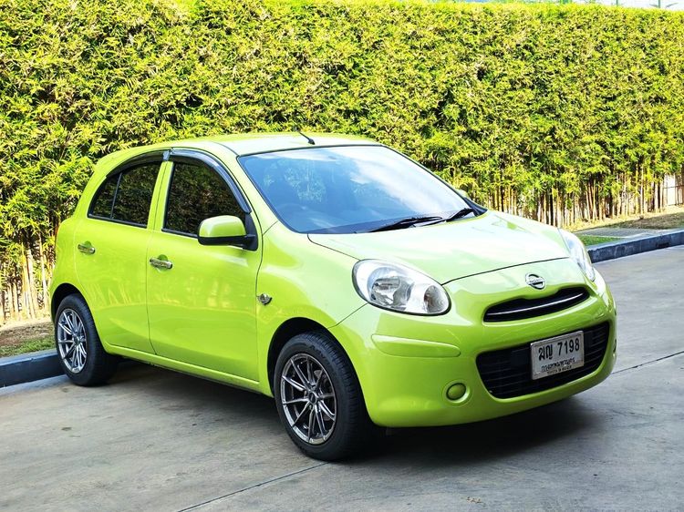 รถ Nissan March 1.2 E สี เขียว