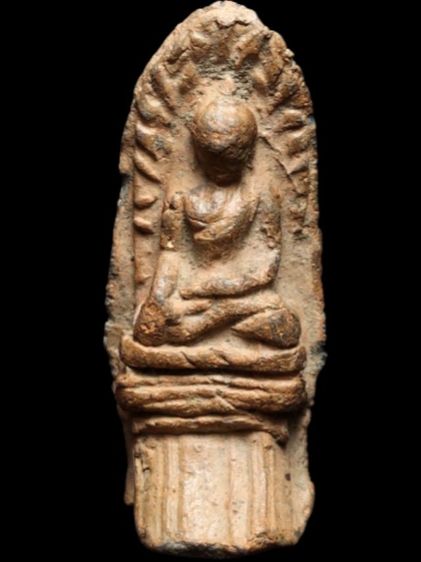 พระรอดลำพูนพิมพ์ใหญ่เนื้อในเขียวครับ