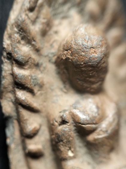 พระรอดลำพูนพิมพ์ใหญ่เนื้อในเขียวครับ รูปที่ 18