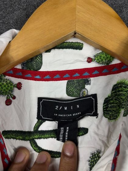 เสื้อเชิ้ต HAWAII by 21 MEN แท้ 💯 size M ขนาดอก 22 ยาว 28 นิ้ว สภาพใหม่มาก ดีเทลสวย ลายสวยตัดเย็บดีหายากน่าสะสมครับ รูปที่ 3