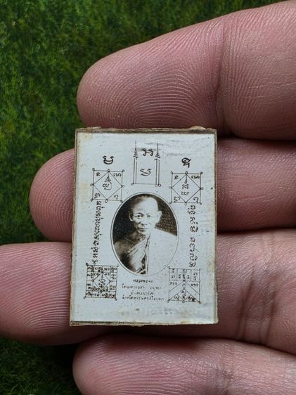 รูปถ่ายอัดกระจกหลวงพ่อจงวัดหน้าต่างนอก