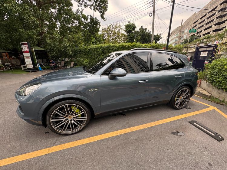 รถ Porsche Cayenne 3.0 E-Hybrid 4WD สี น้ำเงิน