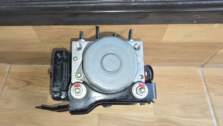 ปั๊ม ABS suzuki swift ปี 12และยางแท่นเครื่องฝั่งซ้ายตรงข้ามคนขับและด้านหลัง