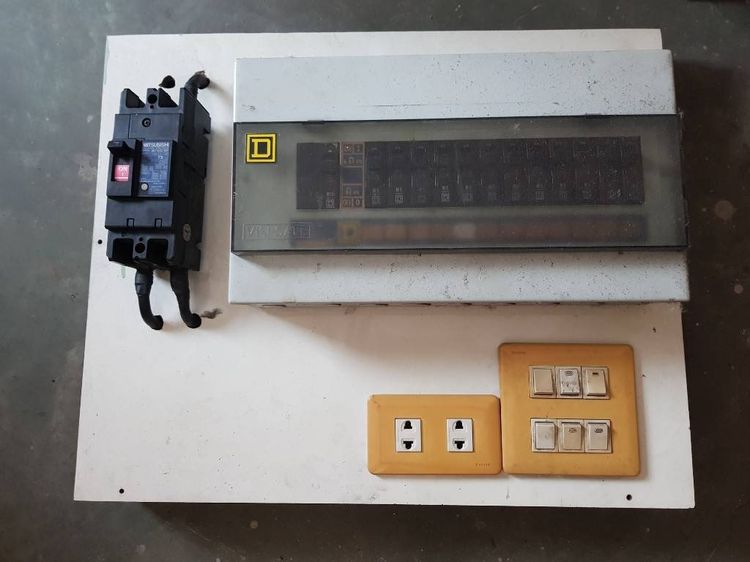 ตู้โหลดเซ็นเตอร์ 12 ช่อง SQUARE D พร้อมลูกย่อย สภาพสวย พร้อมอุปกรณ์