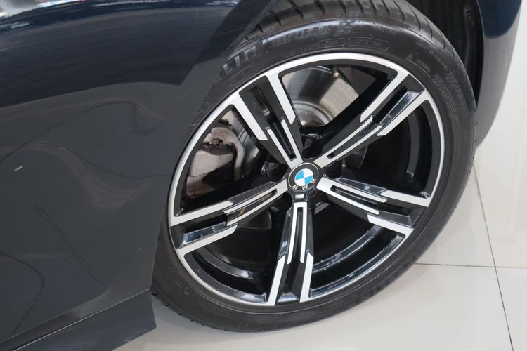 BMW Series 3 2022 330Li Sedan เบนซิน ไม่ติดแก๊ส เกียร์อัตโนมัติ ดำ รูปที่ 2