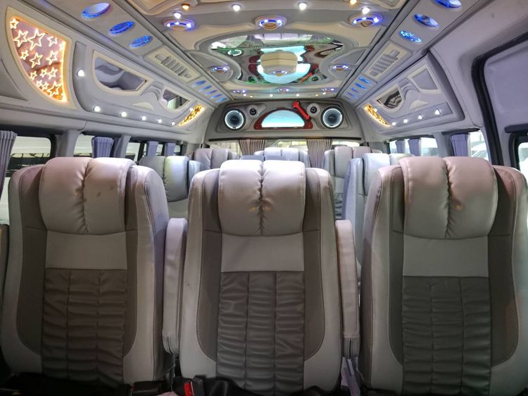 รถ Toyota Commuter 3.0 สี เทา