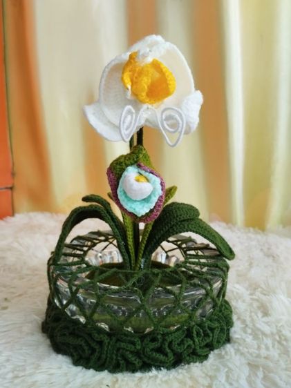 อื่นๆ ที่วางทับกระดาษบนโต๊ะทำงาน