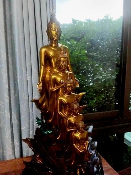 พระพุทธเจ้า 5 พระองค์ ครูบาอริยชาติ วัดแสงแก้วโพธิญาณ เชียงราย สูง 29 นิ้ว ลึก 18 นิ้ว กว้าง 16 นิ้ว ประกอบด้วยพระประจำวัน ปางเปิดโลก ปางรำพึง ปางถวายเนตร ปางอุ้มญาติ ปางอุ้มบาตร สวยงามน่าบูชา รูปที่ 16