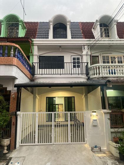 ทาวน์เฮ้าส์ 2.5 ชั้น 16 ตร.ว. หมู่บ้านบุษราคัมริมน้ำ ซอยบรมาราชชนนี11 ถนนบรมราชชชนนี ถนนจรัญสนิทวงศ์ เขตบางกอกน้อย กรุงเทพมหานคร