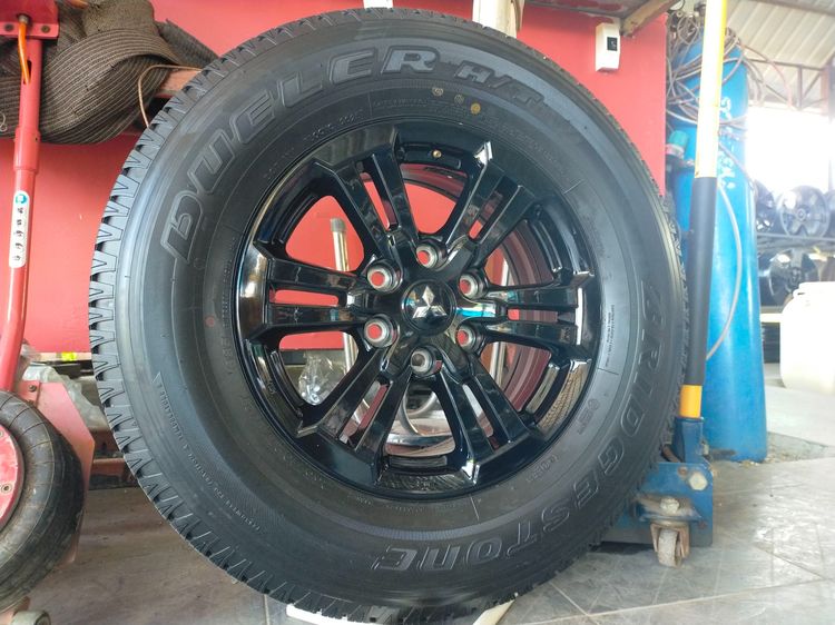 แม็กมิตซู ขอบ17 สีอบpowder coat พร้อมยางป้ายแดงบริสโตน 255 70 17 ปี25 ยางป้ายแดงมีตุ่มหน้ายางทุกเส้นใส่ triton ปาเจ19500 รูปที่ 3