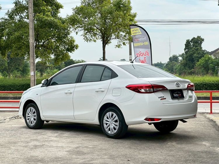Toyota Yaris ATIV 2019 1.2 J Sedan เบนซิน ไม่ติดแก๊ส เกียร์อัตโนมัติ ขาว รูปที่ 3