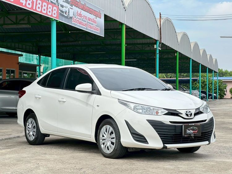 รถ Toyota Yaris ATIV 1.2 J สี ขาว