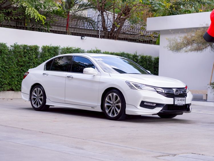 รถ Honda Accord 2.0 EL สี ขาว