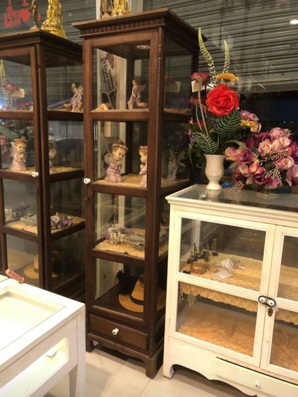 ตู้โชว์ไม้สักแท้ สีโอ๊ค กระจกล้อมรอบ มีไฟตกแต่ง 