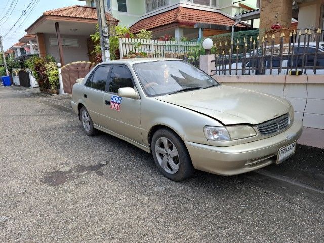 รถ Toyota Corolla 1.6 สี ทอง