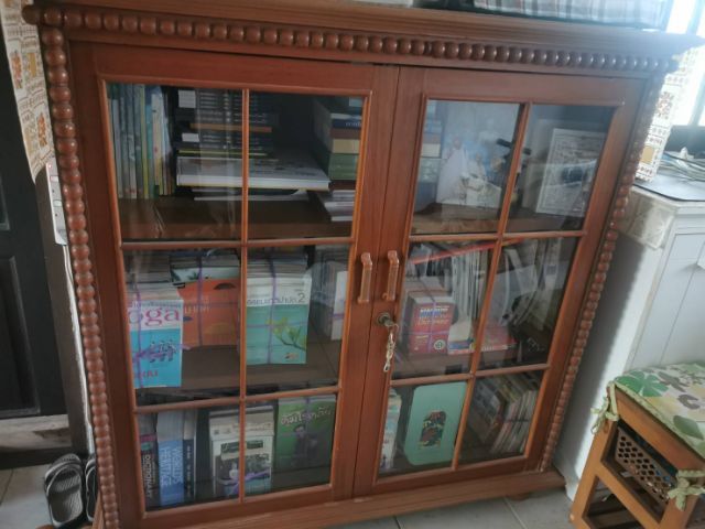 ตู้หนังสือไม้