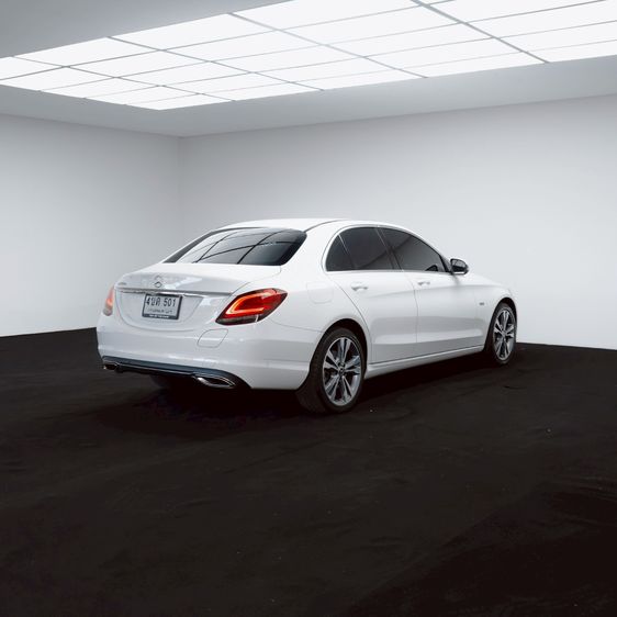 Mercedes-Benz C-Class 2023 C300 Sedan ปลั๊กอินไฮบริด (PHEV) ไม่ติดแก๊ส เกียร์อัตโนมัติ ขาว รูปที่ 4