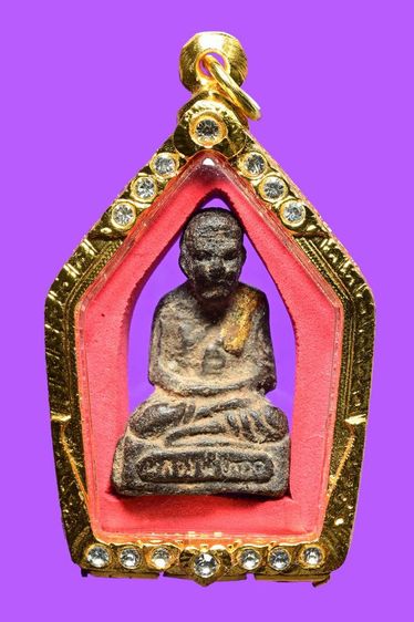 รูปเหมือนหลวงปู่ทวด เนื้อว่านกากยายักษ์ รุ่นเเรก สร้างราวปี2502 องค์นี้พิเศษมีอุดก้อนเเร่ทองคำจากป่าใต้ดินลึก ขุดได้ขณะกำลังขุดต้นกากยายักษ์