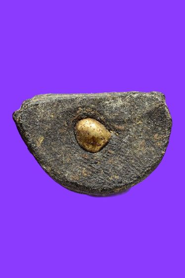 รูปเหมือนหลวงปู่ทวด เนื้อว่านกากยายักษ์ รุ่นเเรก สร้างราวปี2502 องค์นี้พิเศษมีอุดก้อนเเร่ทองคำจากป่าใต้ดินลึก ขุดได้ขณะกำลังขุดต้นกากยายักษ์ รูปที่ 7