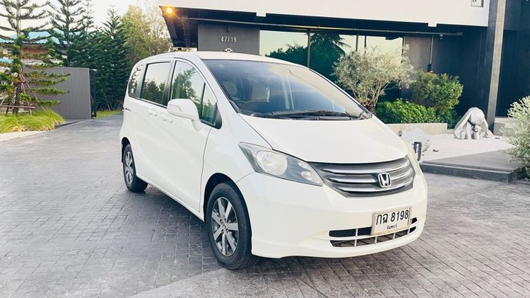 Honda Freed 2011 1.5 E Sport Utility-car เบนซิน เกียร์อัตโนมัติ ขาว รูปที่ 2