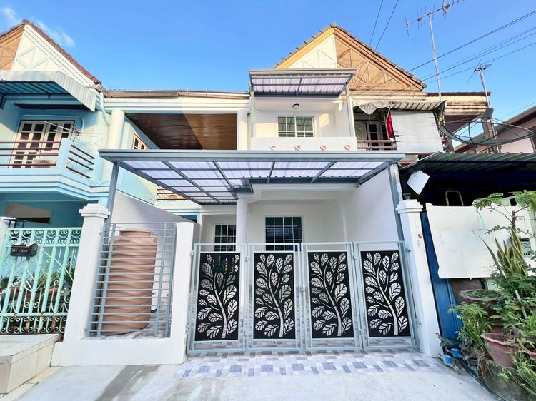 อื่นๆ มีบางส่วน หมู่บ้านบดินทรรักษา3 20 ตรว. คู้บอน 27 แยก 21 ใกล้ตลาด ใกล้แหล่งของกิน รถไฟฟ้าสายสีชมพู ใกล้แหล่งความเจริญ แต่งใหม่ทั้งหลัง