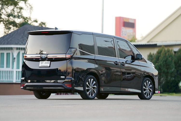 Toyota Voxy 2023 1.8 ZS Utility-car ไฮบริด เกียร์อัตโนมัติ ดำ รูปที่ 4