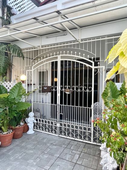 ทาวน์เฮ้าส์พร้อมอยู่ สวยสะอาด